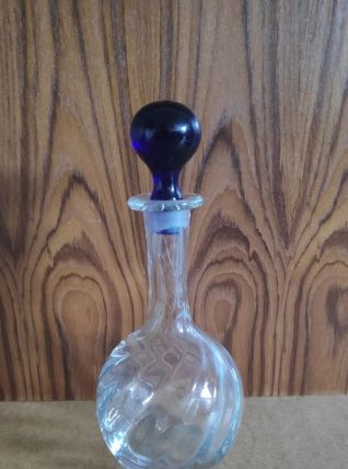 carafe verre transparent et bouchon bleu