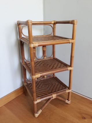 Étagère en rotin clair avec cannage