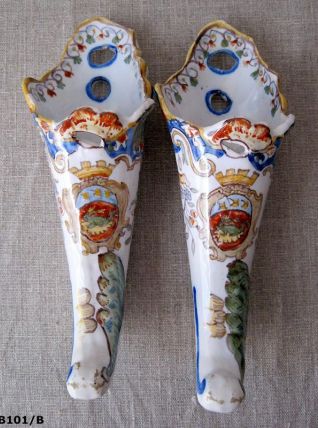 2 belles bouquetières anciennes en faïence fine de Rouen