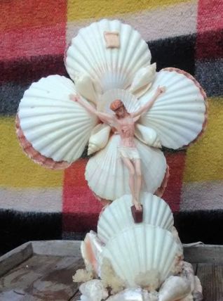 Lampe en coquillages ( le Christ) 
