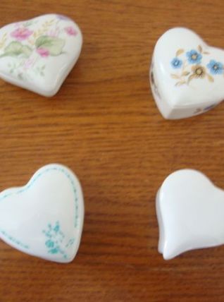 Set de 4 boites à pilules en porcelaine