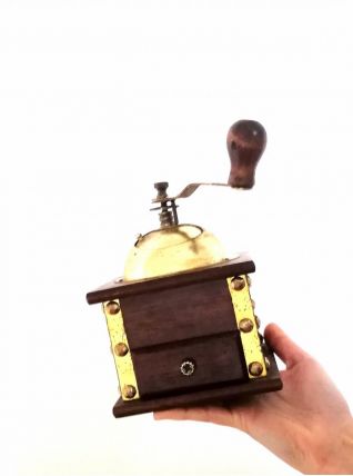 Moulin à café aux coins dorés