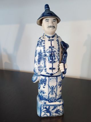 Statuette mandarin chinois en porcelaine blanc bleu