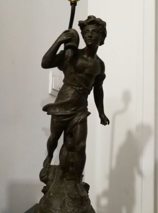 Lampe à poser en Régule '' l'homme à la cruche '' 