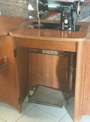 Machine à coudre ancienne Singer dans son meuble 
