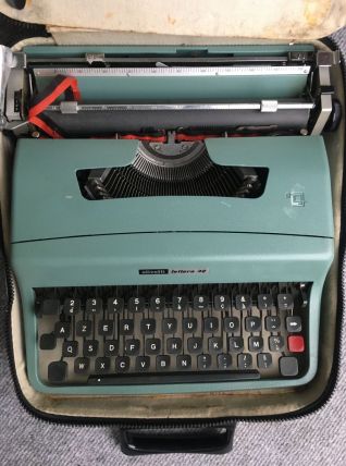 Machine à écrire olivetti lettera 32