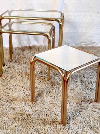 Tables gigognes en métal doré et verre – années 70