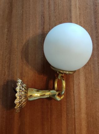 applique main en bronze doré et opaline blanche