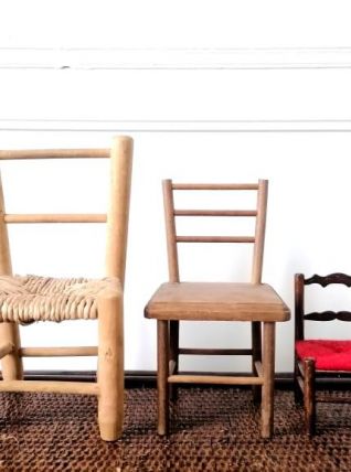 Trois chaises miniatures