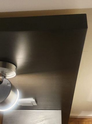 Tête de lit en bois avec éclairage intégré et étagères 