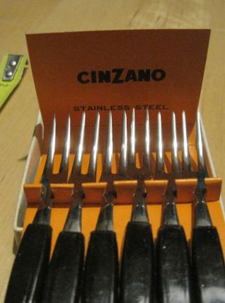 6 petites  fourchettes a apéritifs Cinzano