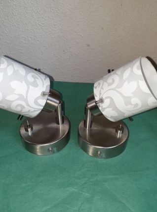 une paire de petites appliques