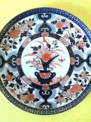 Assiette en porcelaine de  style Imari 