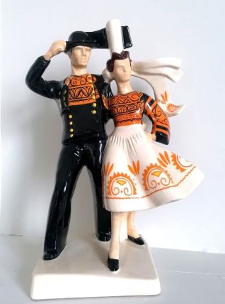 Couple de bigoudens dans le vent, par R.Micheau Vernez, Henr