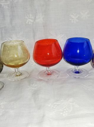Série de verres à cognac colorés vintage