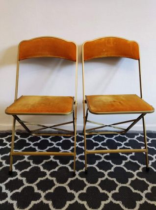 chaises pliantes en métal doré et velours moutarde