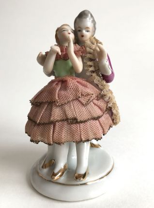 figurine porcelaine et tissu