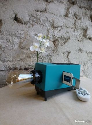 Projecteur de diapos recyclé en lampe déco, à télécommande