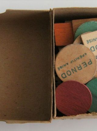 Boite de mise jetons publicitaires pernod apéritifs anisés 