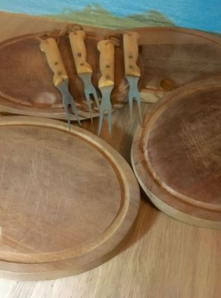 Ensemble de quatre planches et leurs fourchettes vintage