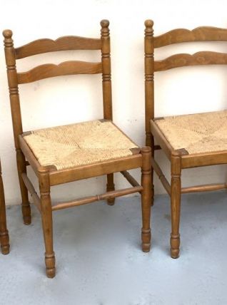 Quatre chaises en bois paillées