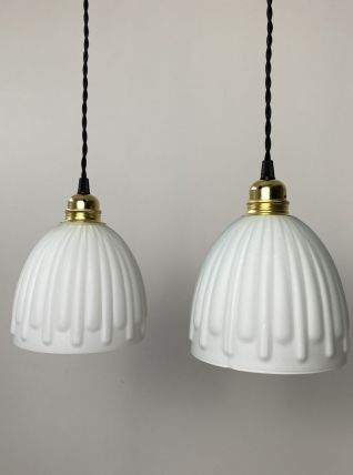 LOT 2 ANCIENNES SUSPENSIONS EN OPALINE  VINTAGE