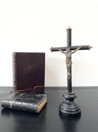 Crucifix ancien en bois noir 