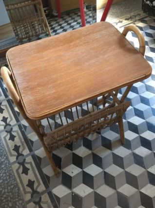 Porte revue en rotin vintage