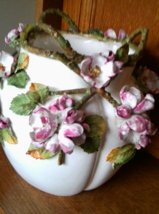 Cache pot en porcelaine blanche à décor de  fleurs roses 