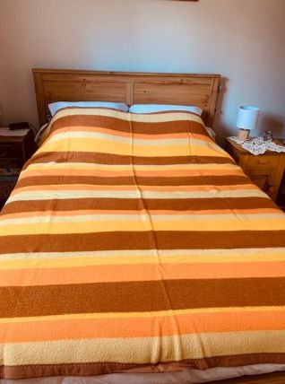 Couverture rétro vintage en laine marron, beige et orange à 
