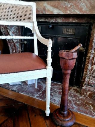 Grand mortier en bois sur pied 