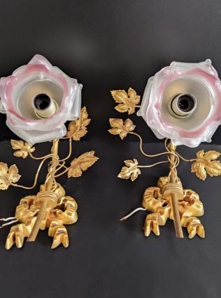 appliques murales fleurs dorées et violettes