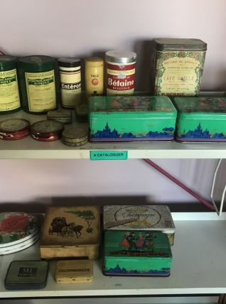 Lot de boîtes anciennes en métal publicitaires 