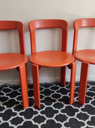 chaises orange en bois de Bruno Rey
