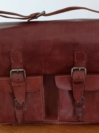 Sac en cuir marron, type sacoche de métier / cartable 