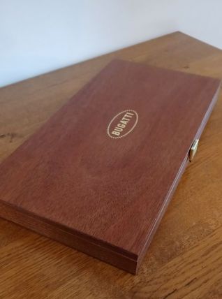 Boîte en bois estampillée BUGATTI