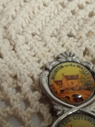 Cuillères souvenirs de divers endroits en Angleterre. -