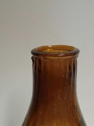 Chamberstick antique avec couvercle en verre soufflé.