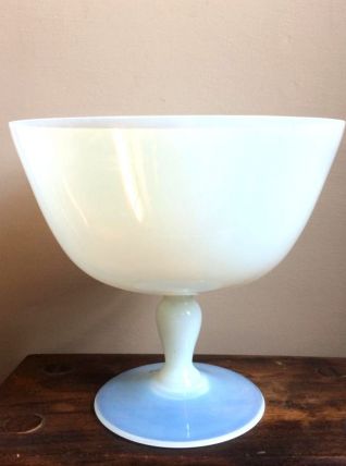Coupe en opaline piédouche