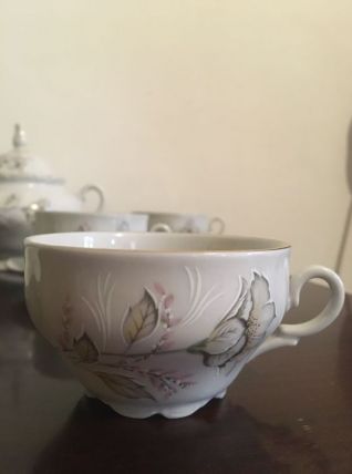 lot de deux tasses à café avec deux soucoupes en porcelaine