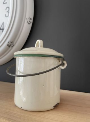 Pot à lait ton crème en tôle émaillée