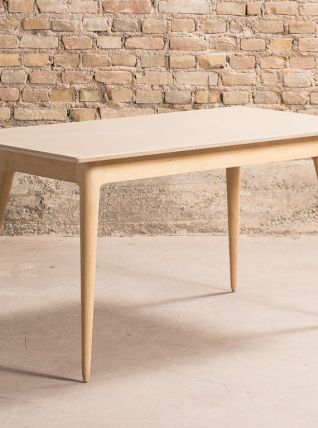 Table à manger avec un plateau en stratifié couleur muscade,