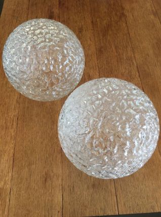 2 Gros globes ronds en verre moulé transparents