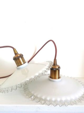 Paire de suspensions en opaline dentelées