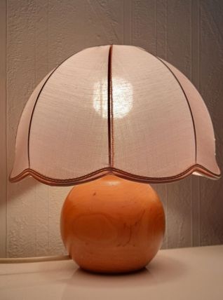 lampe à poser pied boule bois clair, abat jour dôme rose