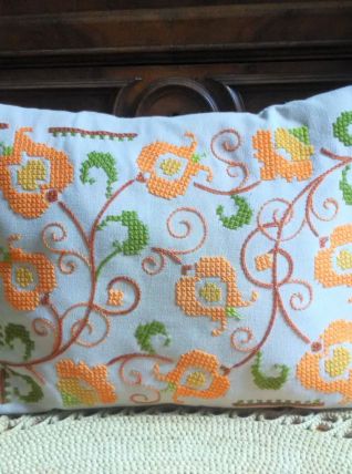 Joli coussin brodé à la main 