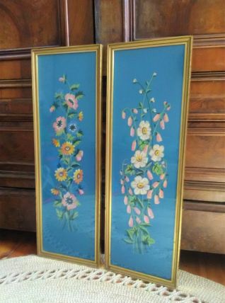 Paire de cadres en broderie (décor floral) 