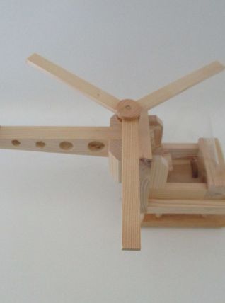 hélicoptère en bois avec hélices tournantes