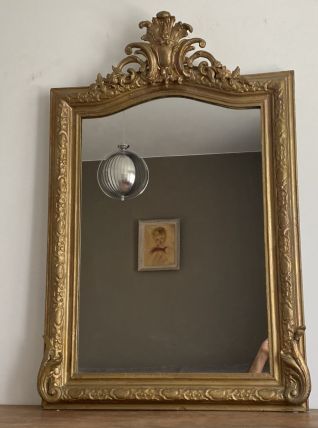 Miroir doré fin 19ème avec  fronton décoré. 110x75.