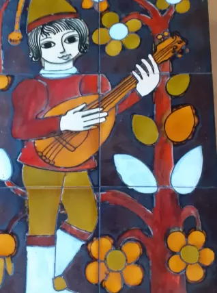 Grand decoratif Figurant un homme à la guitare. Signature à 